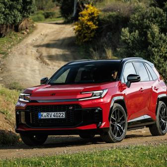 Oba pohony mají základ ve 2,5litrovém benzinovém čtyřválci s výkonem 105 kW a nabízí se s pohonem předních i všech kol.