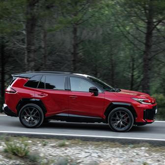 Baterka v útrobách plug-in hybridu se zvětšila téměř o třetinu na 22,7 kWh, takže SUV ujede jen na elektřinu až 137 kilometrů. Normovaná spotřeba se pohybuje pod hranicí dvou litrů na 100 km.