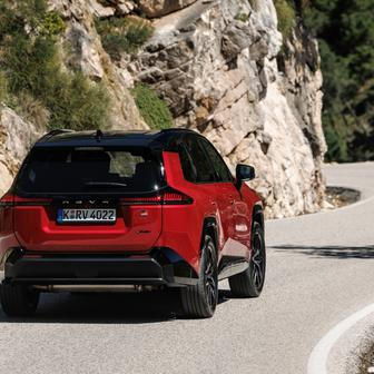 Plug-in hybrid s pohonem předních kol má celkový výkon 200 kW a s pohonem všech kol díky dodatečnému elektromotoru vzadu dokonce 227 kW.