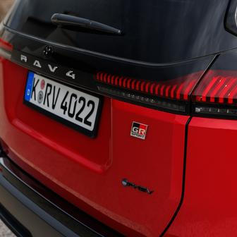 Přiváží také změny v technice – má třeba jinak naladěný elektronický posilovač řízení nebo tlumiče se zvýšenou tlumicí silou.