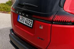 Přiváží také změny v technice – má třeba jinak naladěný elektronický posilovač řízení nebo tlumiče se zvýšenou tlumicí silou.