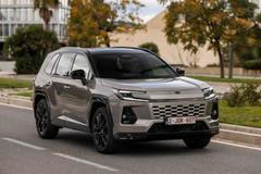 Hybridní RAV4 s pohonem předních kol má celkem 136 kW, dodatečný elektromotor vzadu zvedne systémový výkon na 143 kW.