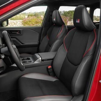 Jiná jsou i sedadla, která nicméně nemohou mít ventilaci.