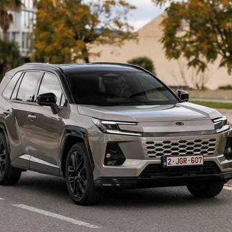 Hybridní RAV4 s pohonem předních kol má celkem 136 kW, dodatečný elektromotor vzadu zvedne systémový výkon na 143 kW.