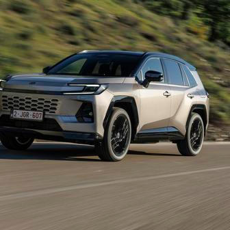 Baterka má 1,09 kWh a auto se chlubí papírovou spotřebou 5,2 l/100 km, respektive 5,7 l/100 km u čtyřkolky.