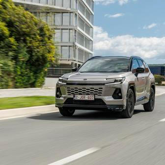 Čtyřkolka hybridní i plug-in hybridní navíc utáhne přívěs o hmotnosti až 2 tuny.