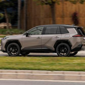 Na českém trhu se RAV4 nabízí ve čtyřech výbavách.