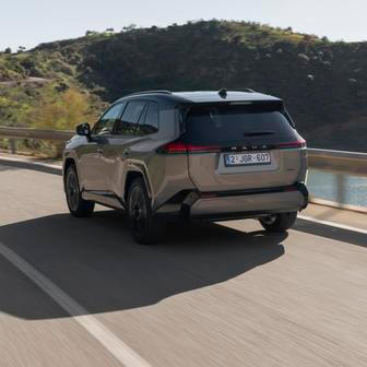 Hybridy zamíří k dealerům už v dubnu, plug-in hybridy se čtyřkolkou v srpnu a s předokolkou v lednu příštího roku.