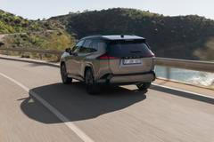 Hybridy zamíří k dealerům už v dubnu, plug-in hybridy se čtyřkolkou v srpnu a s předokolkou v lednu příštího roku.