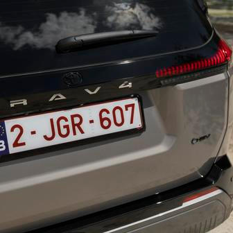 Vzadu je logo velmi umně skryto pod černým lakem, viditelný je naopak nápis „RAV4“.