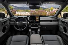 Design palubní desky je robustnější než u předchůdce. Výběr materiálů i zpracování jsou na dobré úrovni, nelíbily se nám však velké plastové panely ve dveřích.