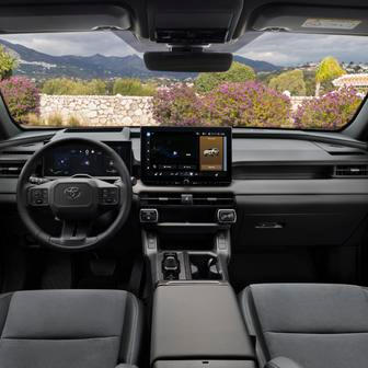 Design palubní desky je robustnější než u předchůdce. Výběr materiálů i zpracování jsou na dobré úrovni, nelíbily se nám však velké plastové panely ve dveřích.