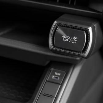 Vpravo je pak tlačítko ovlivňující funkce podle toho, jestli jde o předokolku, nebo čtyřkolku.