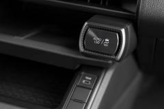 Vpravo je pak tlačítko ovlivňující funkce podle toho, jestli jde o předokolku, nebo čtyřkolku.