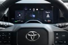 Před řidičem jsou 12,3palcové digitální budíky, které umí promítat i obraz z vestavěné navigace.