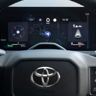 Před řidičem jsou 12,3palcové digitální budíky, které umí promítat i obraz z vestavěné navigace.