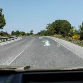 Úpravami prošel průhledový displej, který má mimo jiné větší prostor na promítání informací.