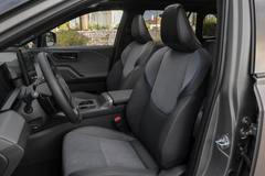 Sedadla jsou pohodlná i v klasických verzích, nejen sportovní GR Sport.