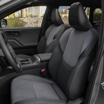 Sedadla jsou pohodlná i v klasických verzích, nejen sportovní GR Sport.