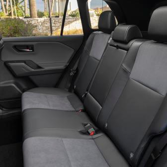 Vzadu je spousta místa podélně i nad hlavou.