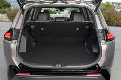 Kufr má v případě hybridu standardních 514 litrů a u plug-in hybridu je to 446 litrů.