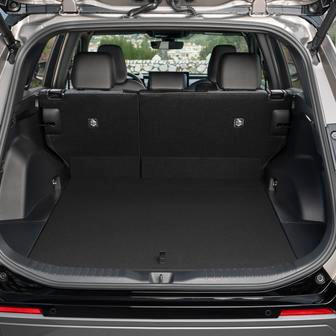 Kufr má v případě hybridu standardních 514 litrů a u plug-in hybridu je to 446 litrů.