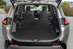 Po sklopení sedadel vznikne rovná ložná plocha.