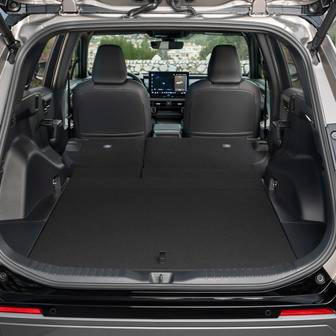 Po sklopení sedadel vznikne rovná ložná plocha.