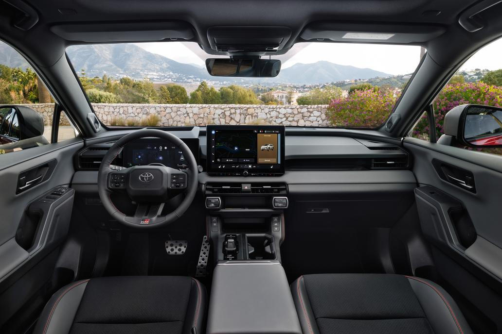 Kromě nového designu přiváží šestá RAV4 i kompletně přepracovaný interiér s níže umístěným volantem a soustavou dvou obrazovek.