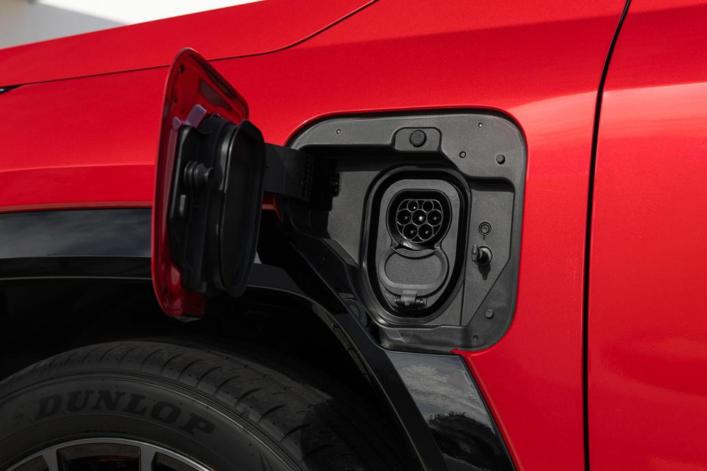 Na výběr je hybridní a plug-in hybridní pohon, plug-in hybrid má poprvé DC dobíjení výkonem až 50 kW. Kromě toho se zlepšil i výkon AC dobíjení na 11 kW.