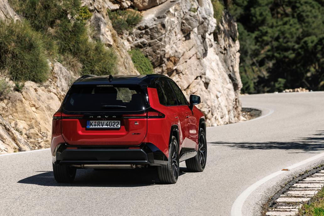 Plug-in hybrid s pohonem předních kol má celkový výkon 200 kW a s pohonem všech kol díky dodatečnému elektromotoru vzadu dokonce 227 kW.