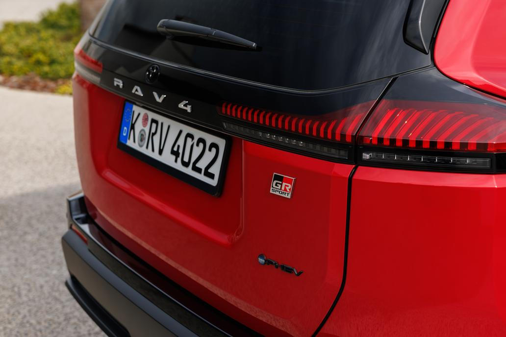 Přiváží také změny v technice – má třeba jinak naladěný elektronický posilovač řízení nebo tlumiče se zvýšenou tlumicí silou.