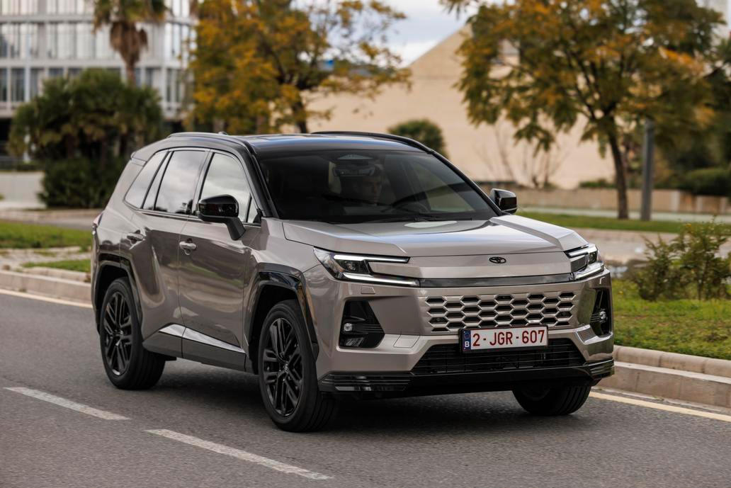 Hybridní RAV4 s pohonem předních kol má celkem 136 kW, dodatečný elektromotor vzadu zvedne systémový výkon na 143 kW.