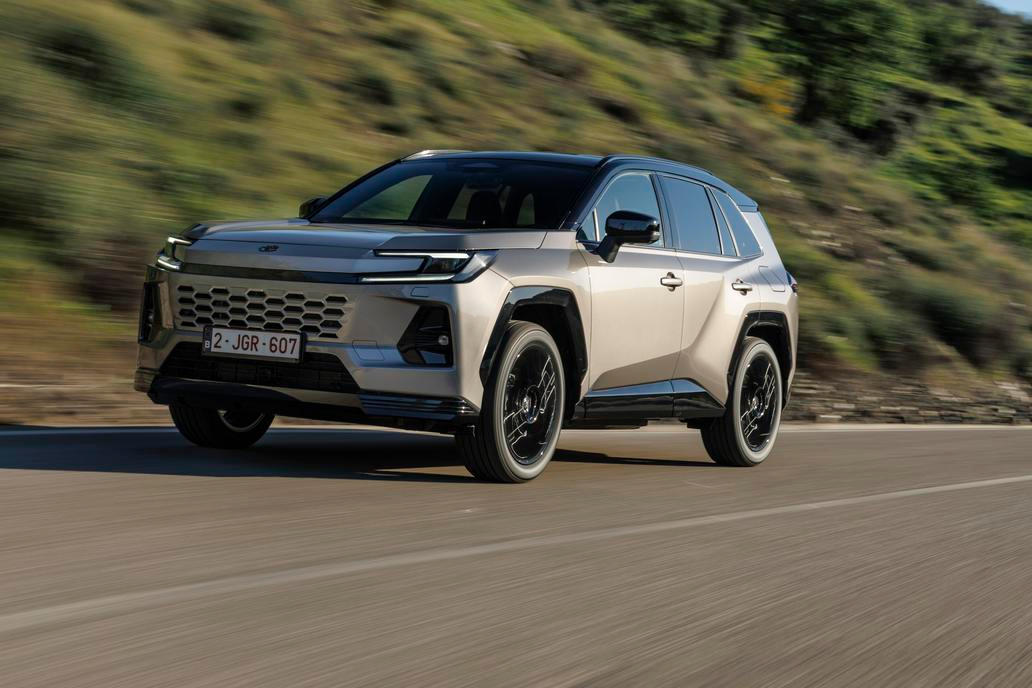 Baterka má 1,09 kWh a auto se chlubí papírovou spotřebou 5,2 l/100 km, respektive 5,7 l/100 km u čtyřkolky.