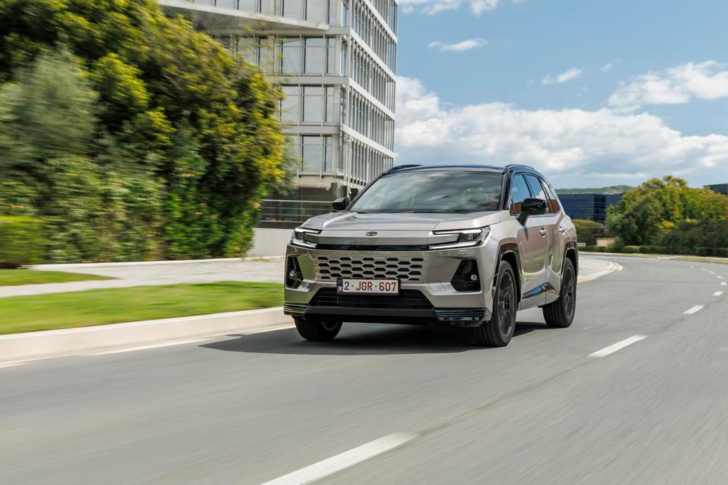 Čtyřkolka hybridní i plug-in hybridní navíc utáhne přívěs o hmotnosti až 2 tuny.