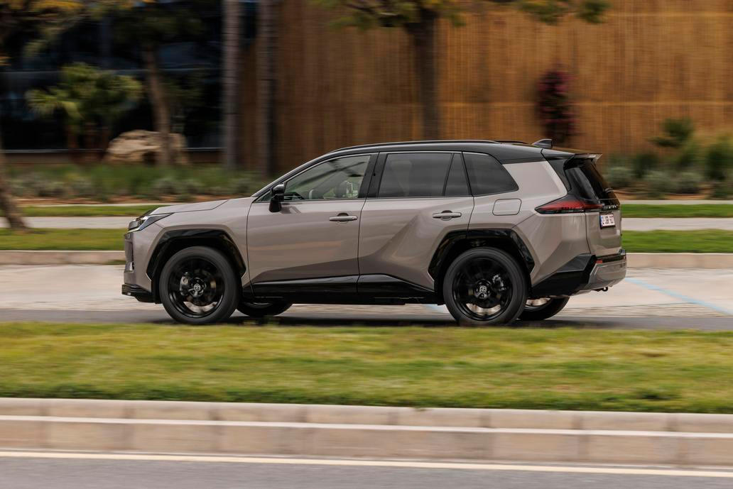 Na českém trhu se RAV4 nabízí ve čtyřech výbavách.