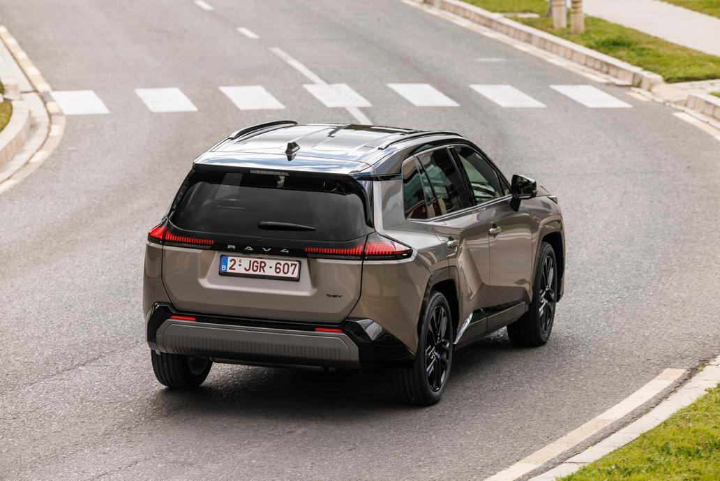 Nejlevnější hybrid startuje na 1,09 milionu korun, nejlevnější plug-in hybrid na 1,23 milionu korun.