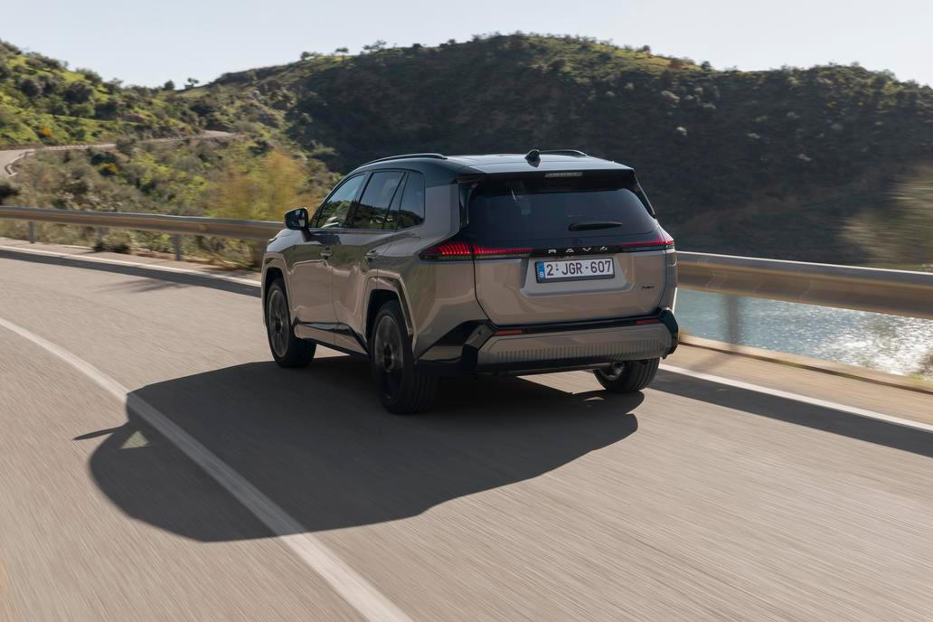 Hybridy zamíří k dealerům už v dubnu, plug-in hybridy se čtyřkolkou v srpnu a s předokolkou v lednu příštího roku.