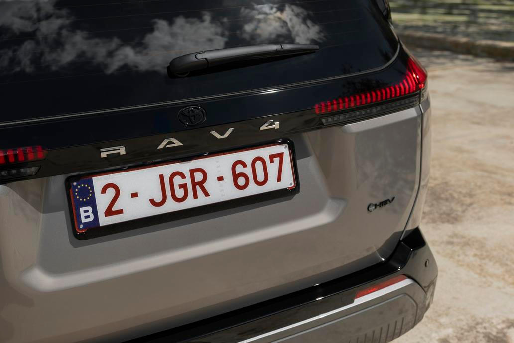 Vzadu je logo velmi umně skryto pod černým lakem, viditelný je naopak nápis „RAV4“.