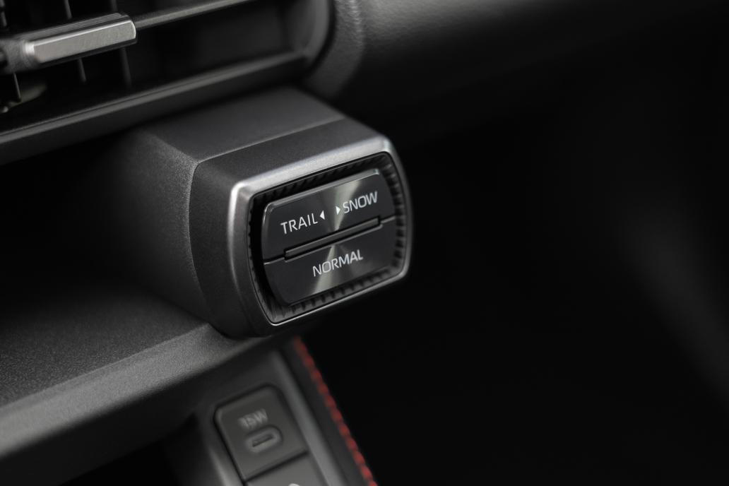 Čtyřkolka tam má volič režimů včetně speciálního terénního Trail nebo Snow pro jízdu ve sněhu.