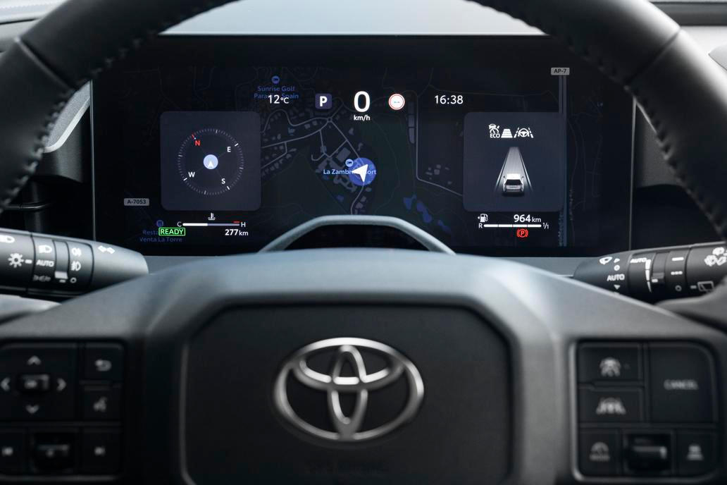 Před řidičem jsou 12,3palcové digitální budíky, které umí promítat i obraz z vestavěné navigace.