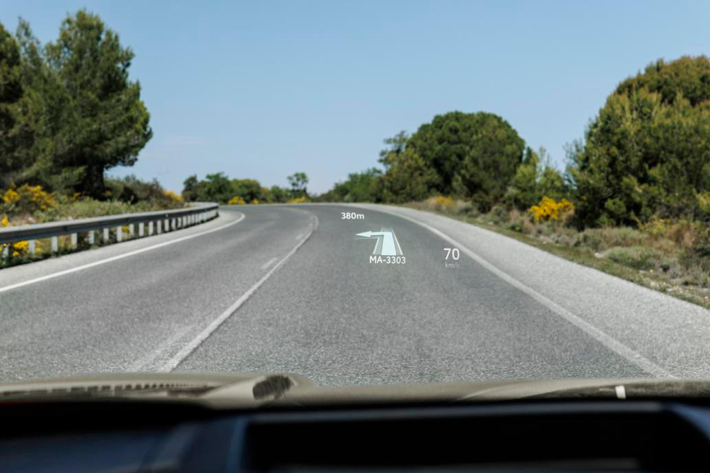 Úpravami prošel průhledový displej, který má mimo jiné větší prostor na promítání informací.