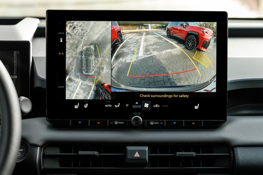 Mimoto Japonci zapracovali i na rozlišení kamer, ve vyšších výbavách nechybí 360stupňový pohled.