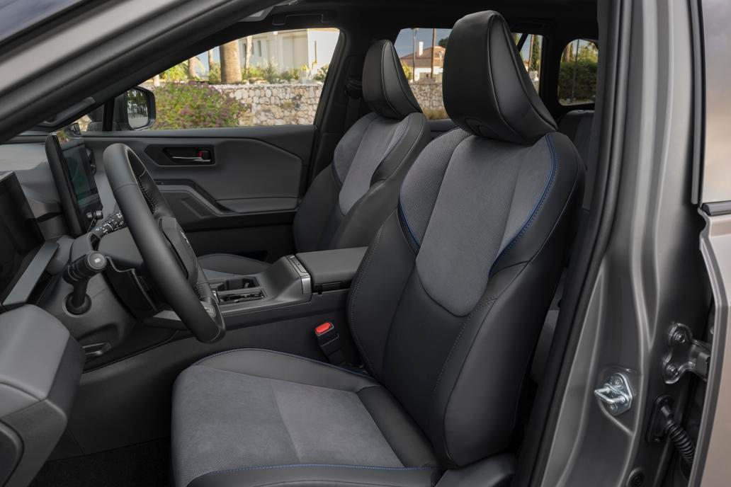 Sedadla jsou pohodlná i v klasických verzích, nejen sportovní GR Sport.