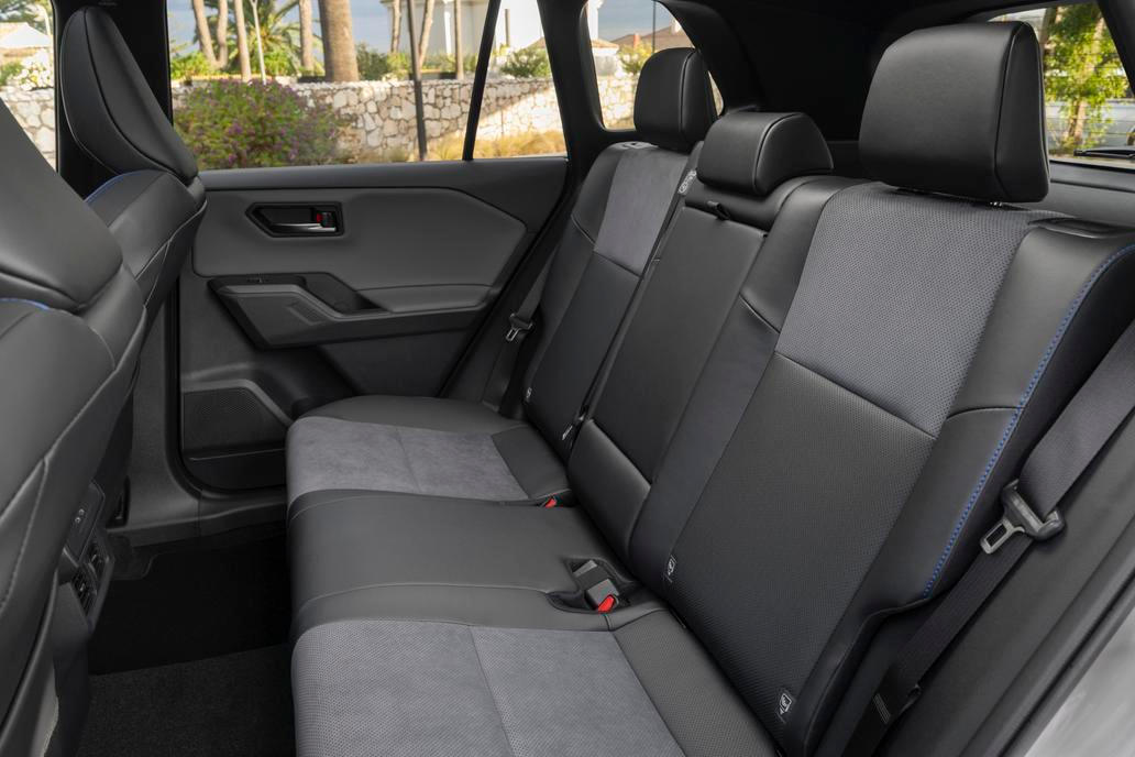 Vzadu je spousta místa podélně i nad hlavou.