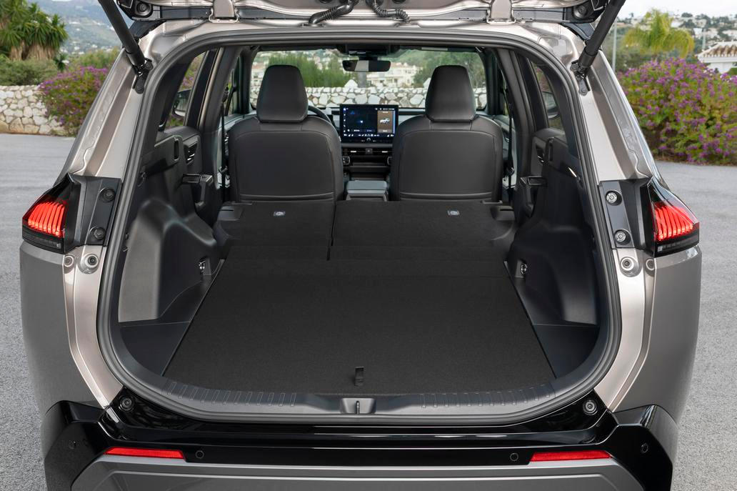 Po sklopení sedadel vznikne rovná ložná plocha.