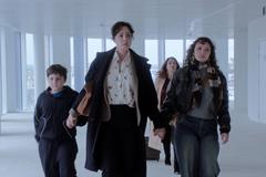 Ulysse Goffin, Myriem Akheddiouová a Adèle Pinckaersová ve filmu Věříme vám.