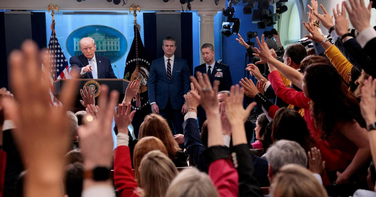 Trump přiznal zásadní chybu při hledání pilota v Íránu. Novinářům poslal děsivý vzkaz