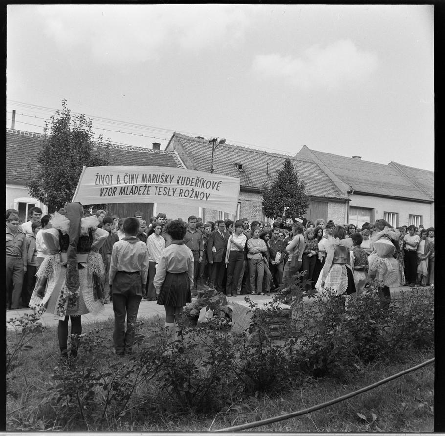 Strážnice, setkání mládeže,  pochod, transparent, základní kámen, památník