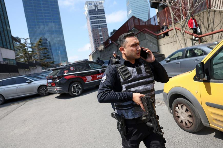 Divoká střelba u izraelského konzulátu v Istanbulu. Na místě jsou údajně mrtví